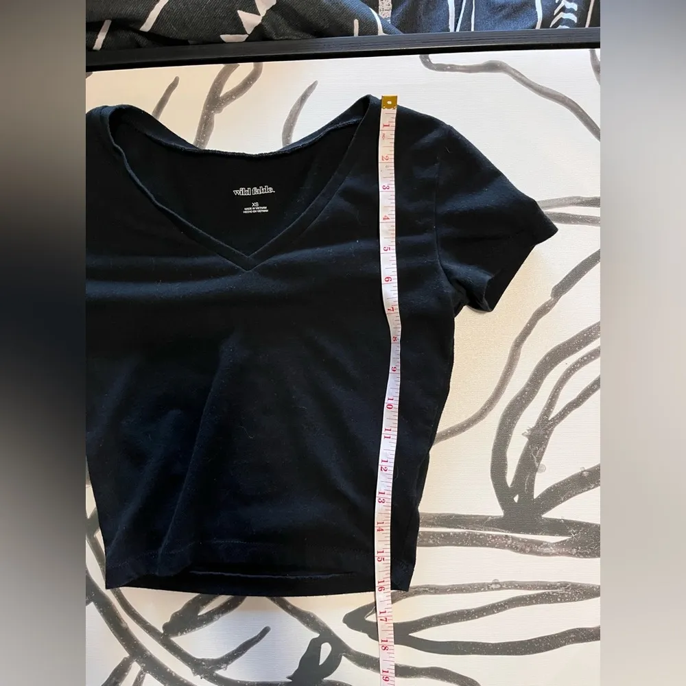 Little Black Shirt Women’s V-Neck Short Sleeve Crop Top T-Shirt Sz XS EUC - Image 6