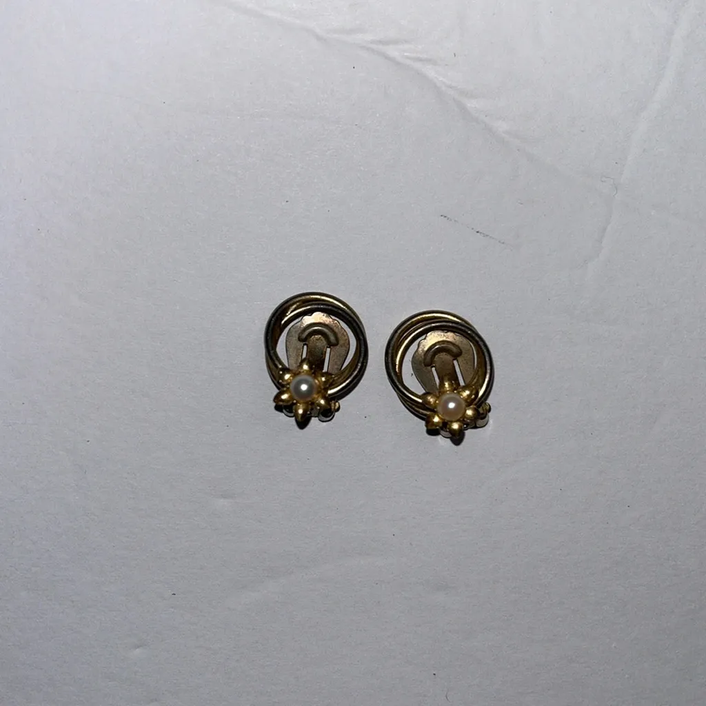 Vintage clip on faux pearl earrings • flower design • vintage Gatsby wedding - Image 4