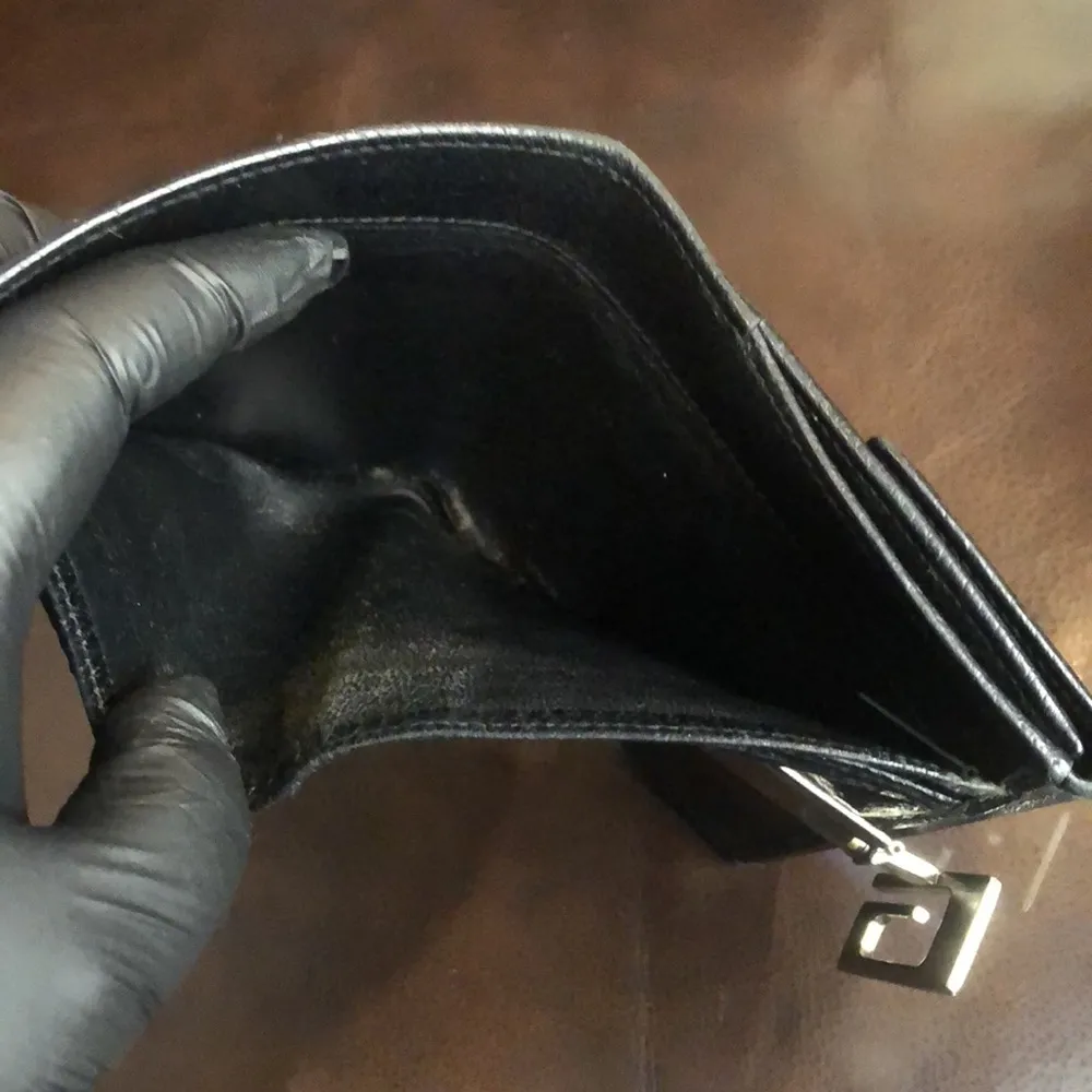 GUCCI Black Lambskin Bifold Wallet with Silver G  Clasp Vintage - Image 7