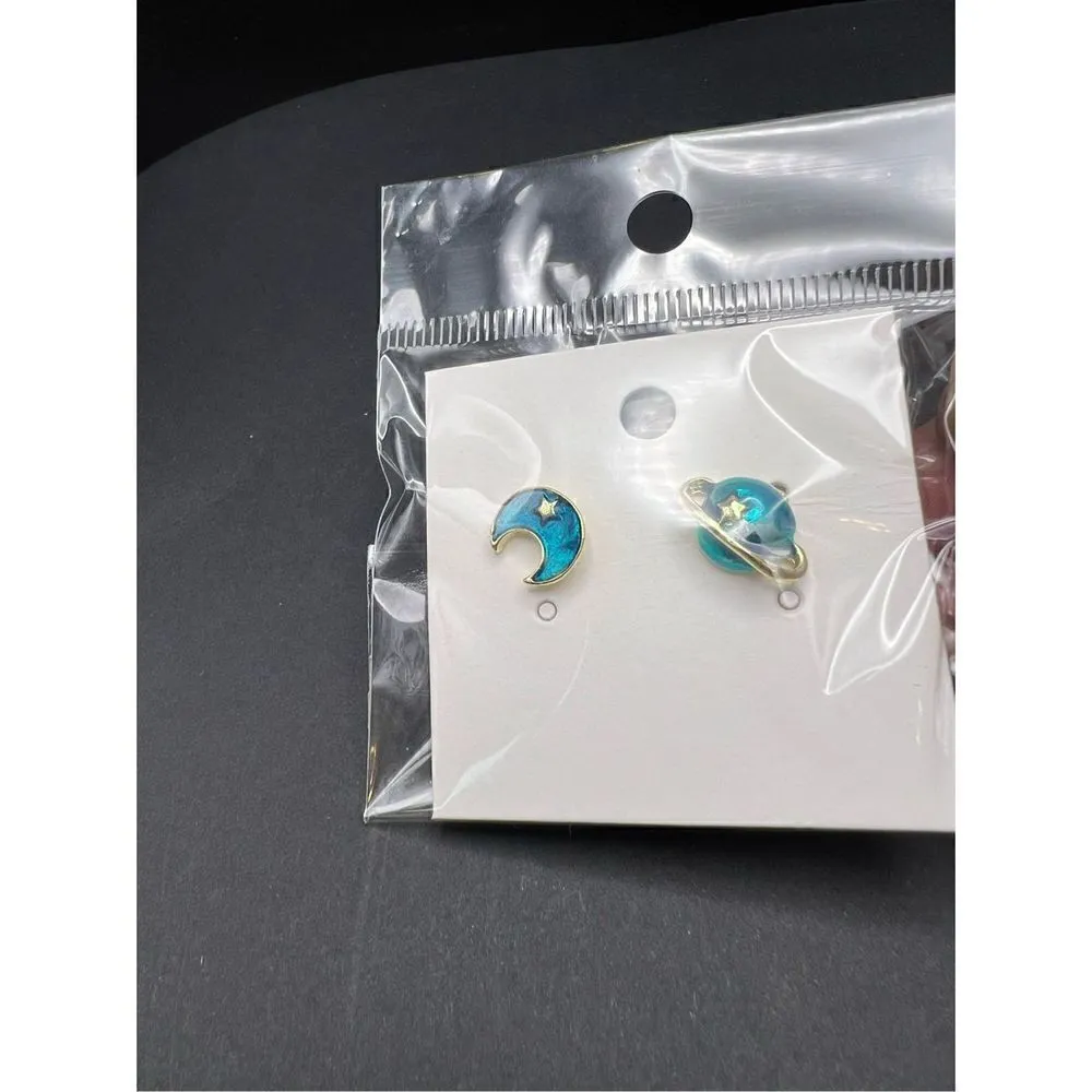 New! Mini Lot of Gold Tone Blue Space Astronaut Themed Fashion Earrings - Image 6