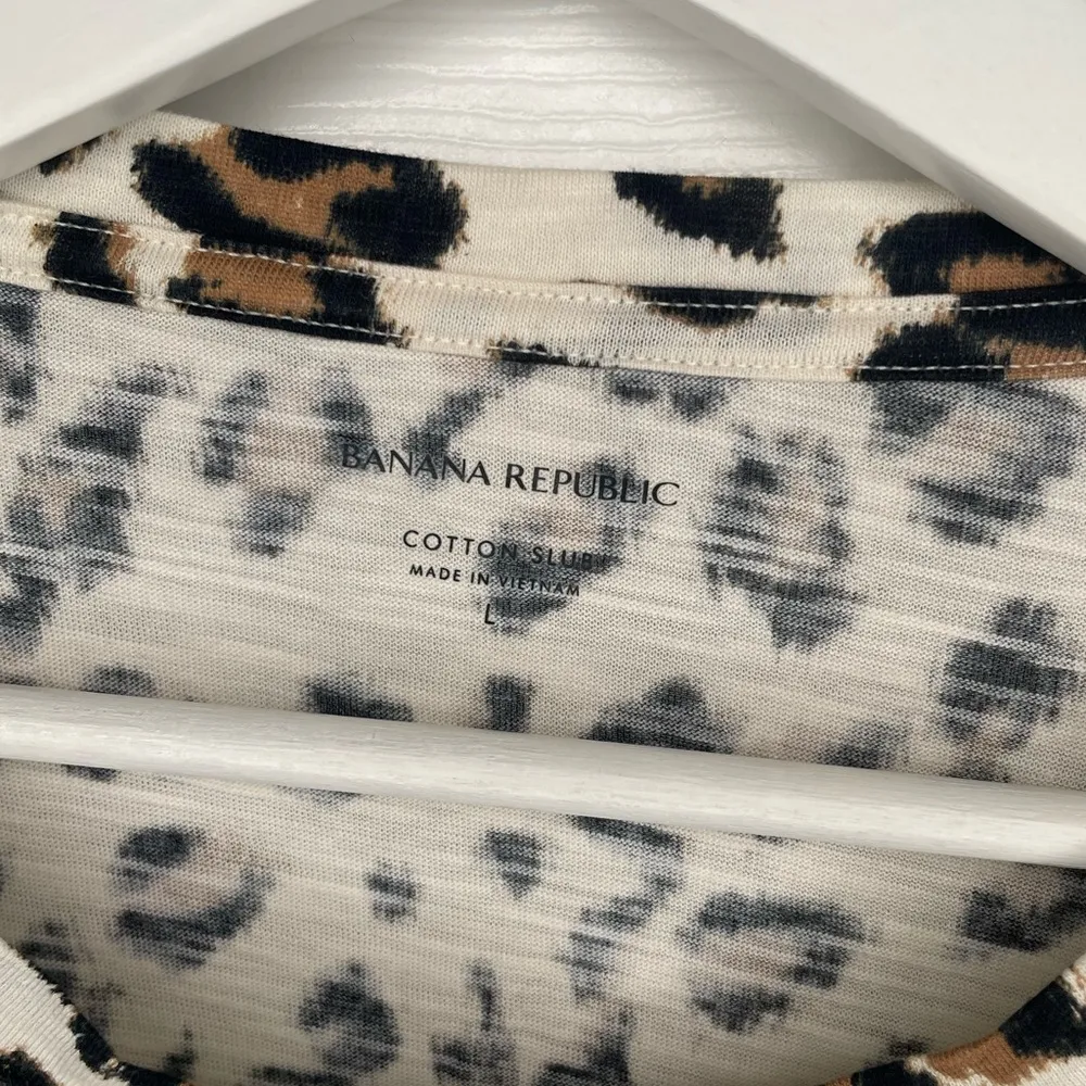 Banana Republic Leopard Print Short Sleeve Tee EUC Black Ivory Animal Print - Image 4