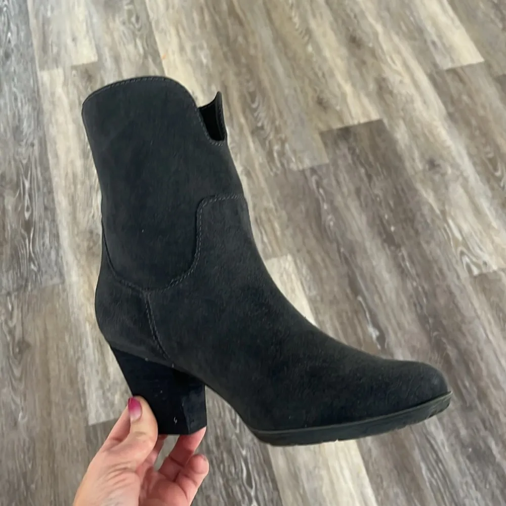 Blondo Fay notched front heeled gray suede slip-on ankle boots size 8 waterproof - Image 9