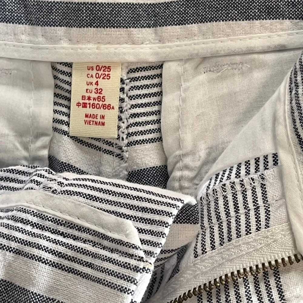 Women's khakis by GAP girlfriend 3 in short, white and blue, 100% cotton, size 0 - Image 3