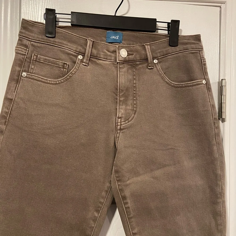 NWT JAG Size 8P Cassie Taupe Mid Rise Slim Fit Straight Leg Cotton Stretch Jeans - Image 2