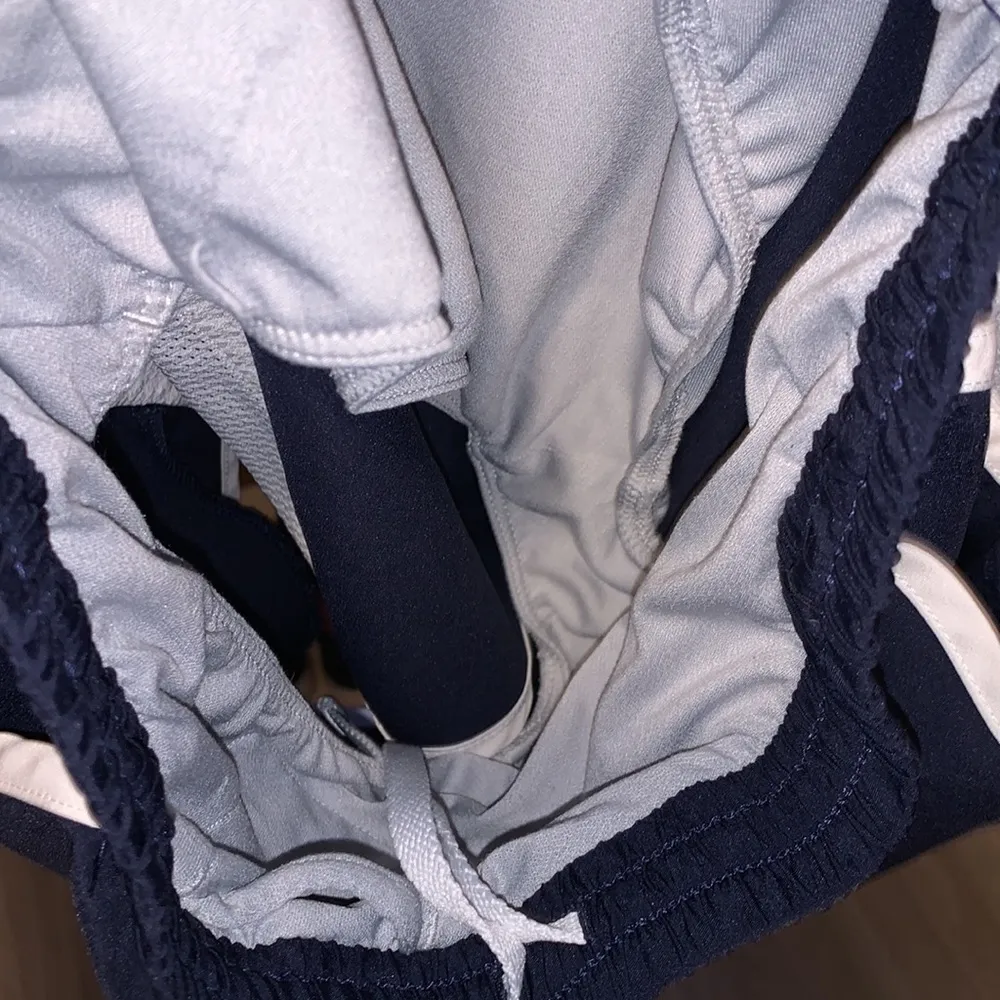 Under Armour Navy blue lined athletic shorts with pockets - Image 4