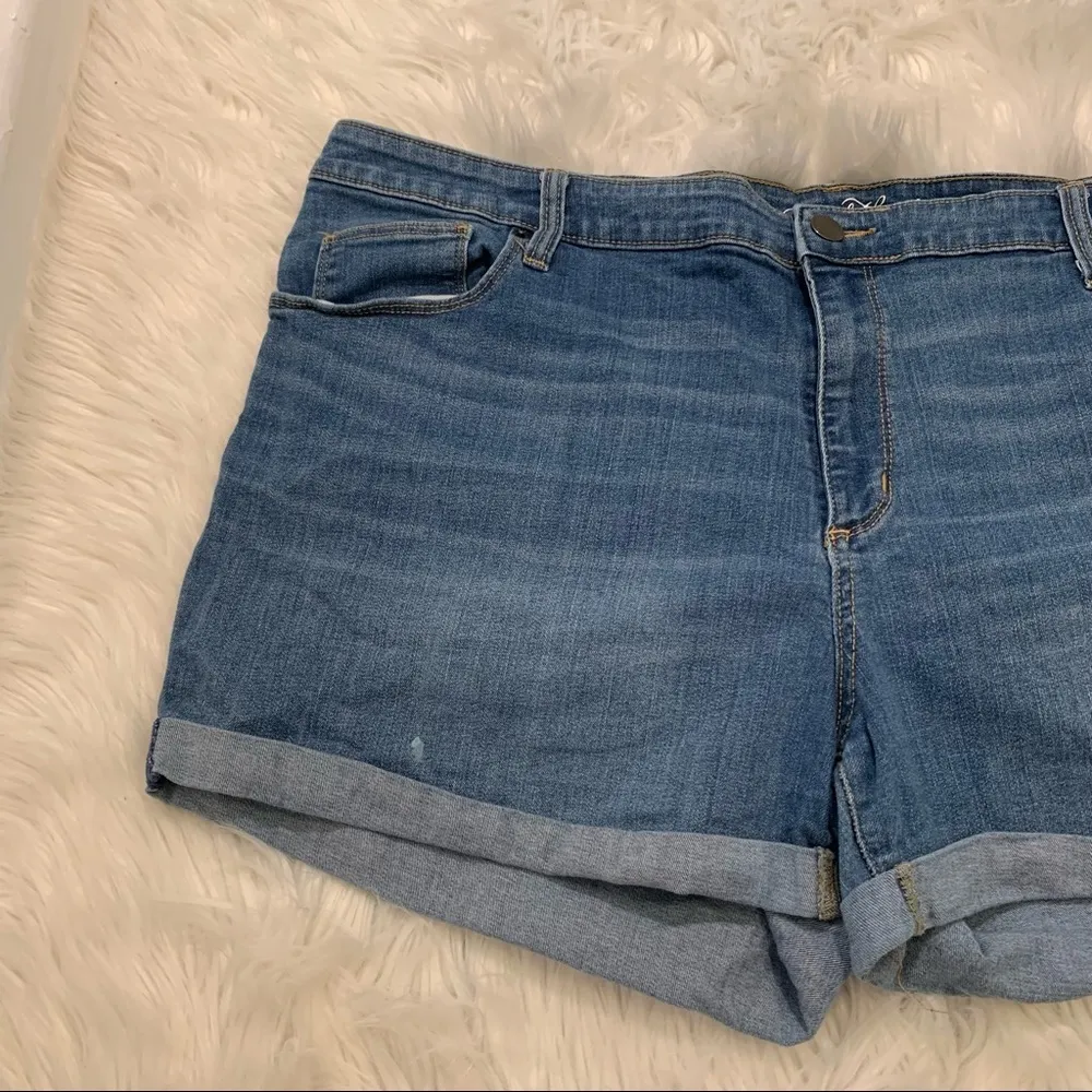 Universal Thread High Rise Cuffed Denim Short Light Wash - Image 5