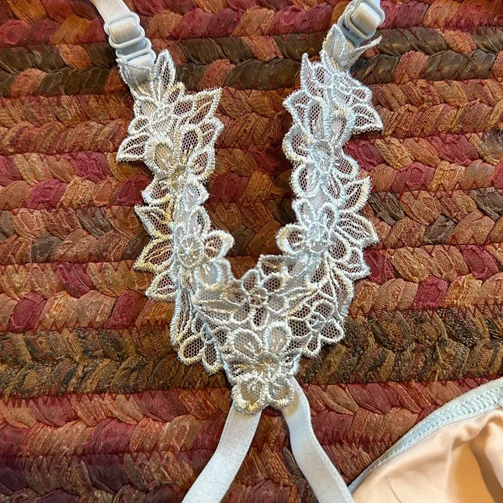 VICTORIAS SECRET LIGHT BLUE LACE DETAIL CRISSCROSS BRALETTE - Image 4