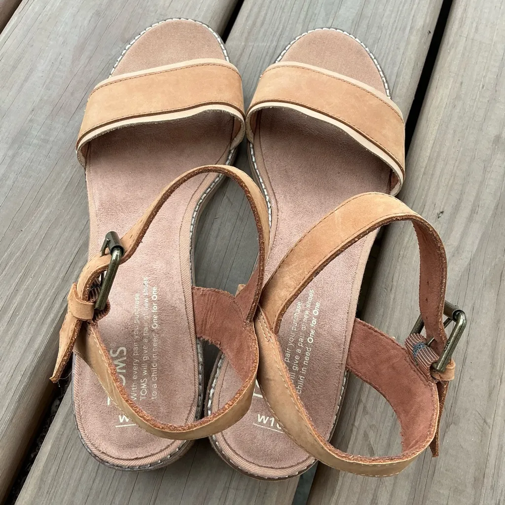 TOMS Women's Tan Sandals - Image 3