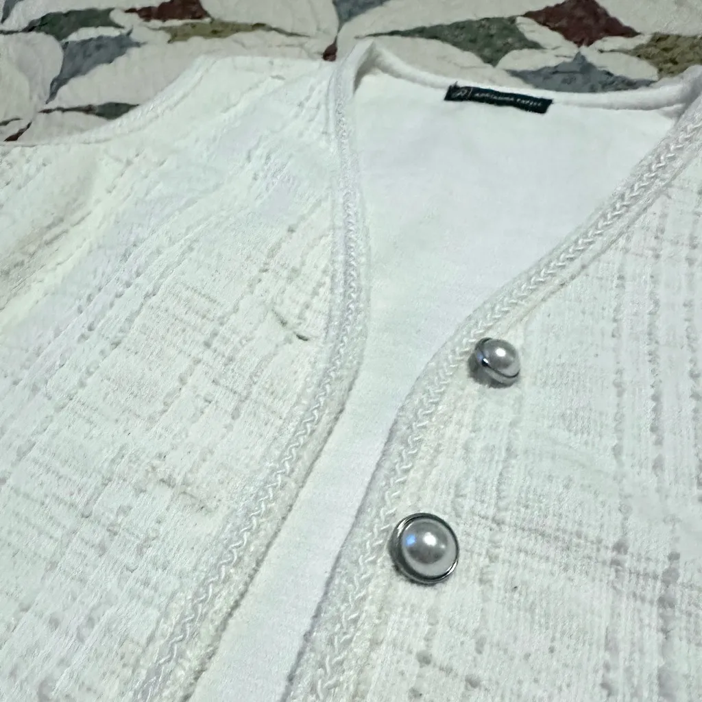 White Adrianna Papell vest with pearl buttons. Size M - Image 2