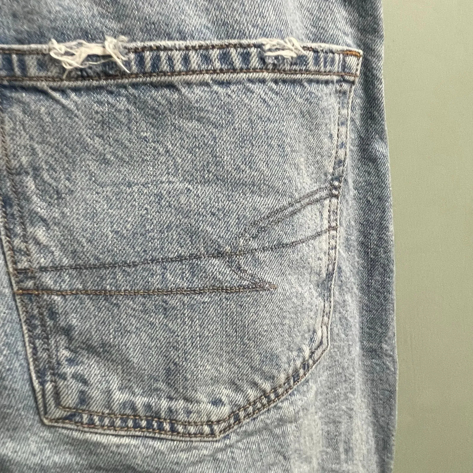 American Eagle 90s Bootcut Distressed Light Wash Jeans Size 6 Short Festival - Image 4