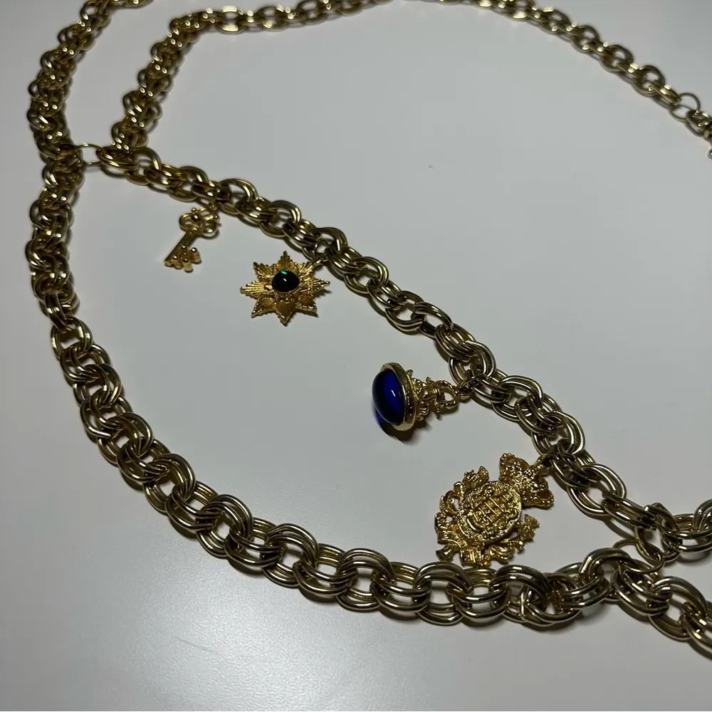 Vintage 1980s chain belt with charms Gold - Image 2