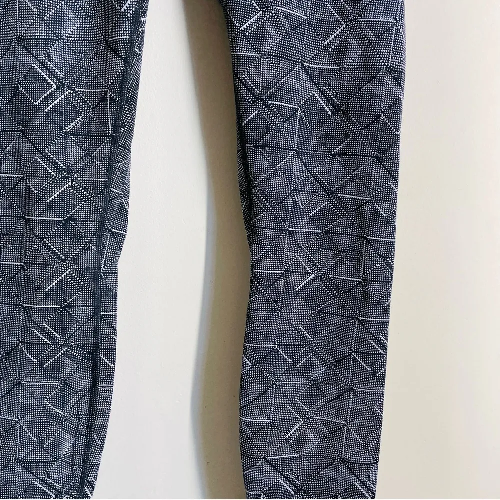 Lululemon Wunder Under High Rise 7/8 Tight Geometric Black & White Print size 6 - Image 9