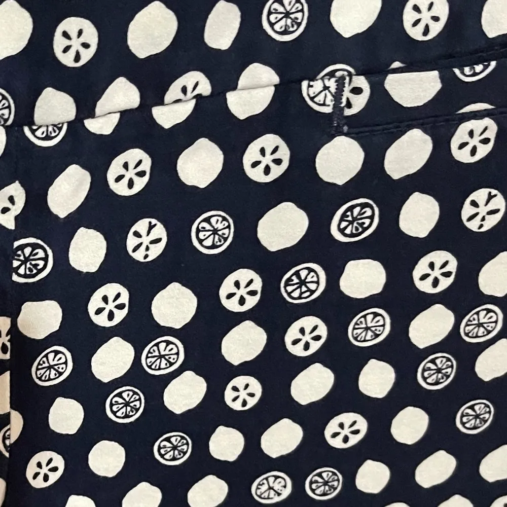 Lilly Pulitzer Palm Beach Fit navy blue with white lemon print cropped pants 2 - Image 3