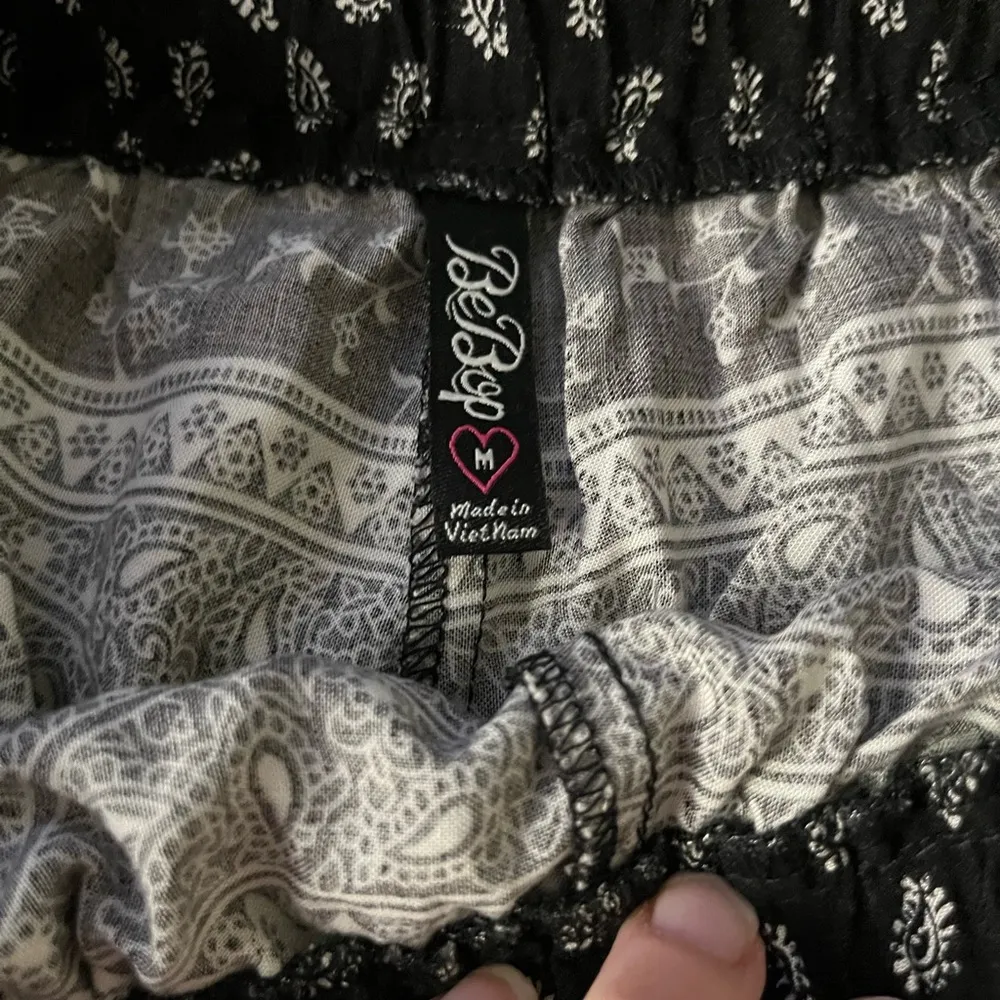 Black paisley white patterned shorts never worn - Image 4