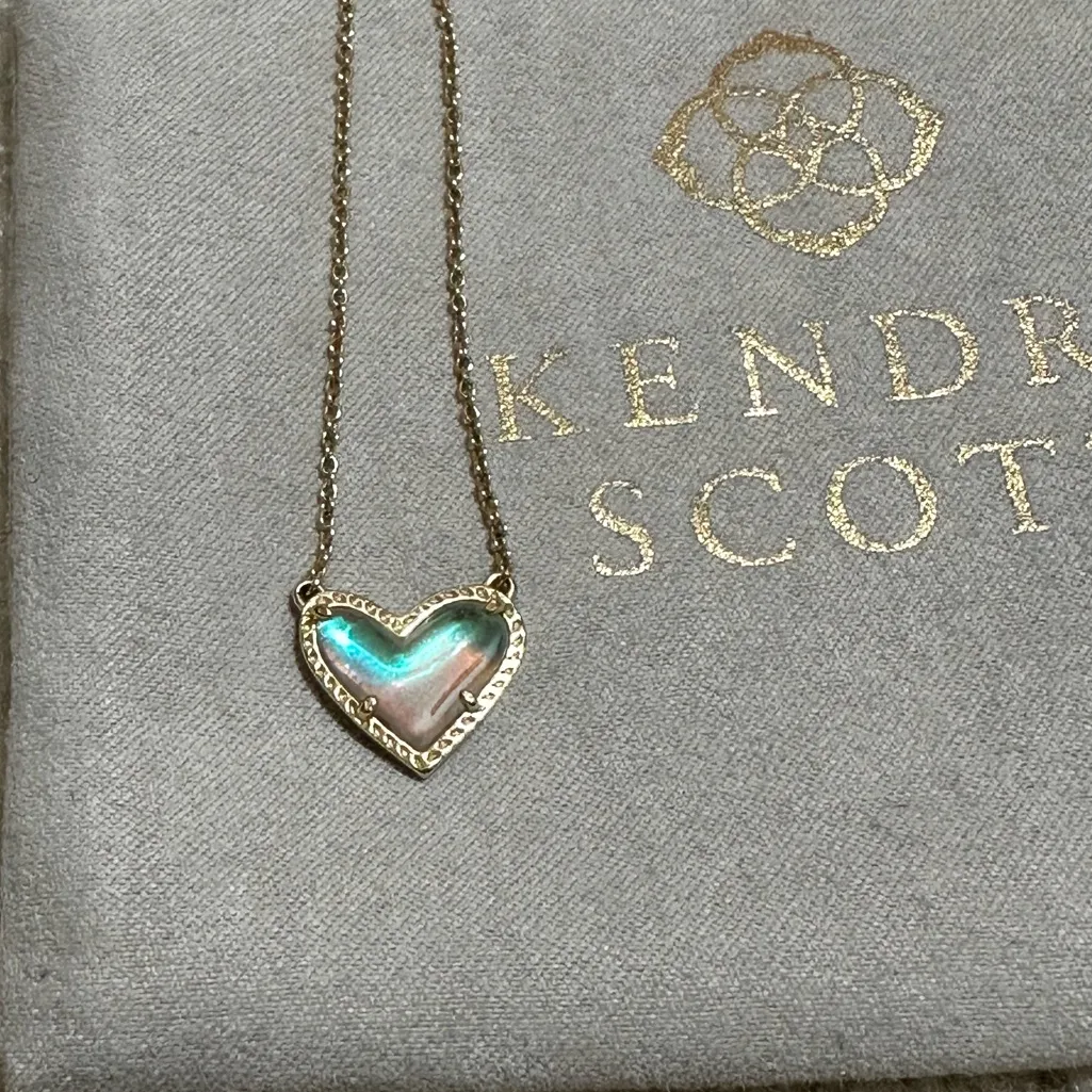 Kendra Scott Ari Heart Gold Pendant Necklace in Dichroic Glass - Image 7