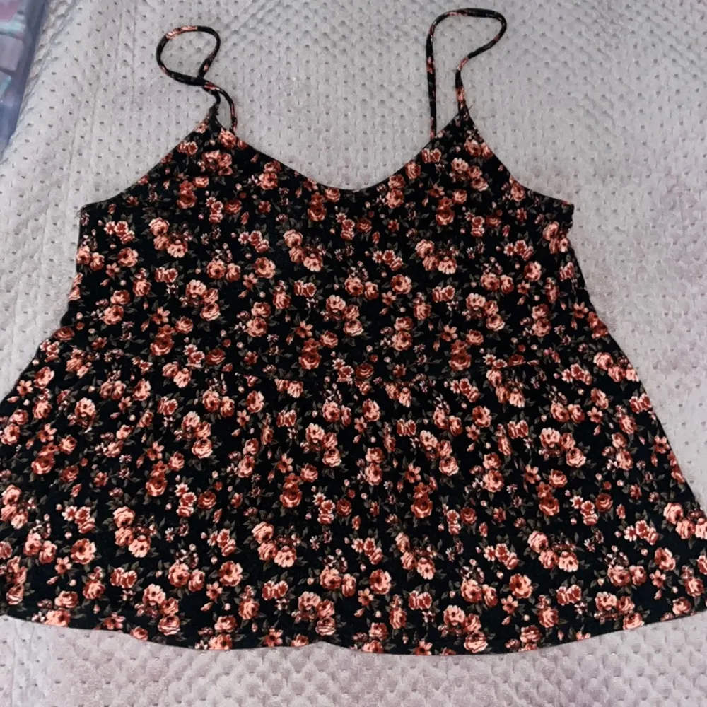 Cropped Rose Floral Ruffle Spaghetti Strap Tank Top - Image 2