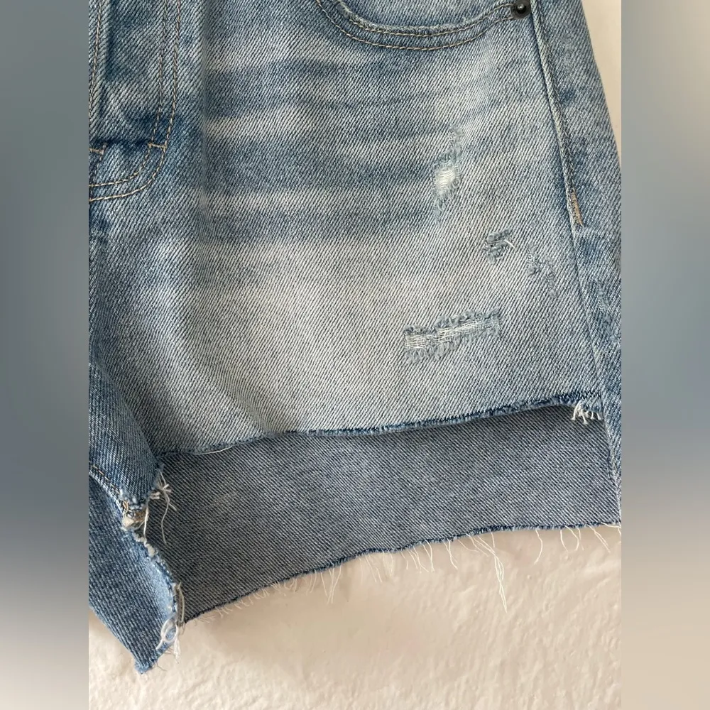 Hidden Kenzie Mid Rise Light Wash Distressed High/Low Denim Shorts, size M Blue Size M - Image 2