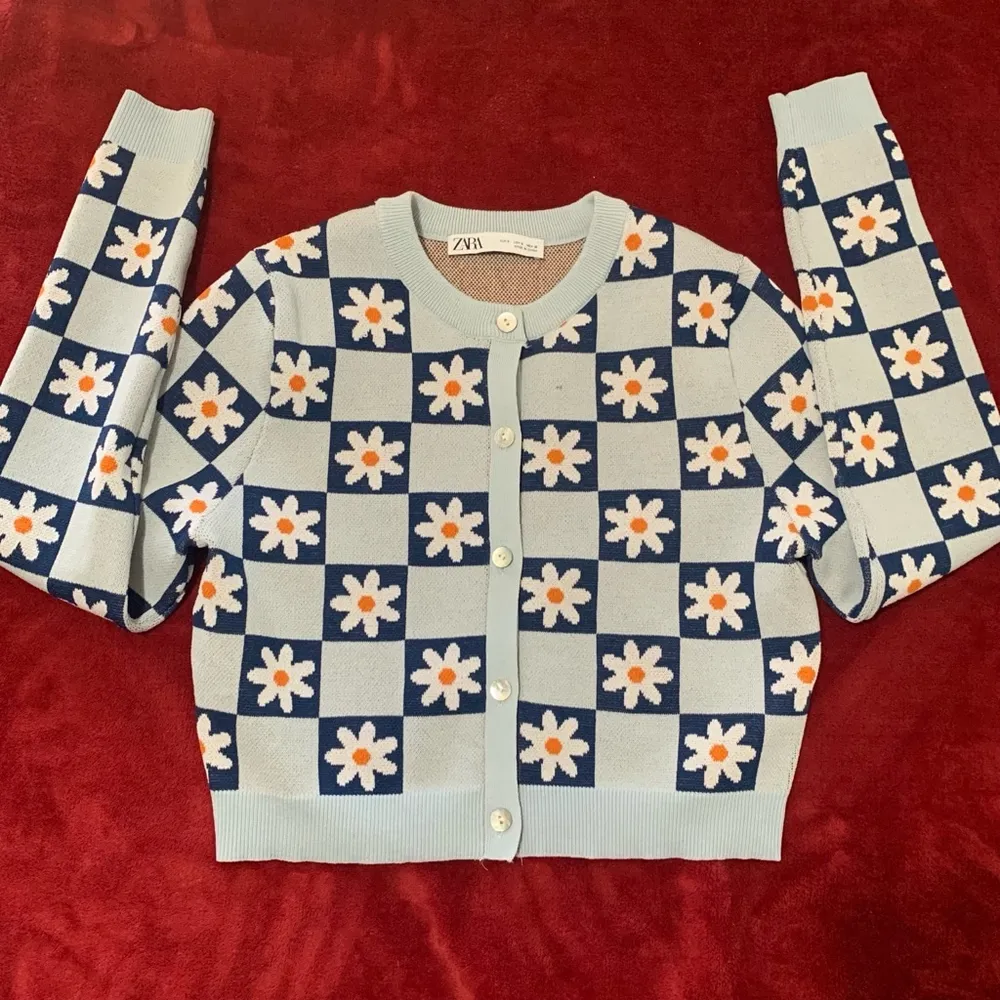 B07-Women's Zara Cardigan, Size S, Light Blue and Navy daisies print - Image 4