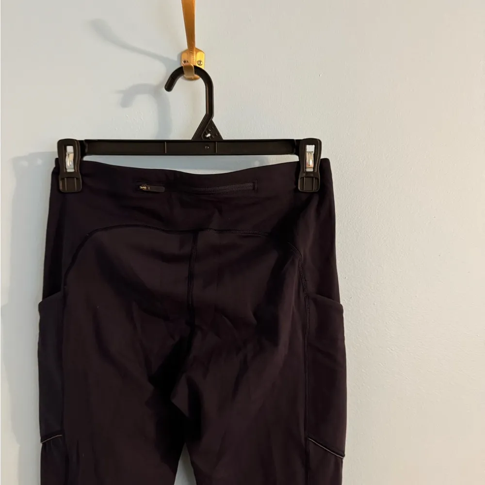 Like new lululemon navy leggings with pockets and zipper on back size US 6 - Image 6
