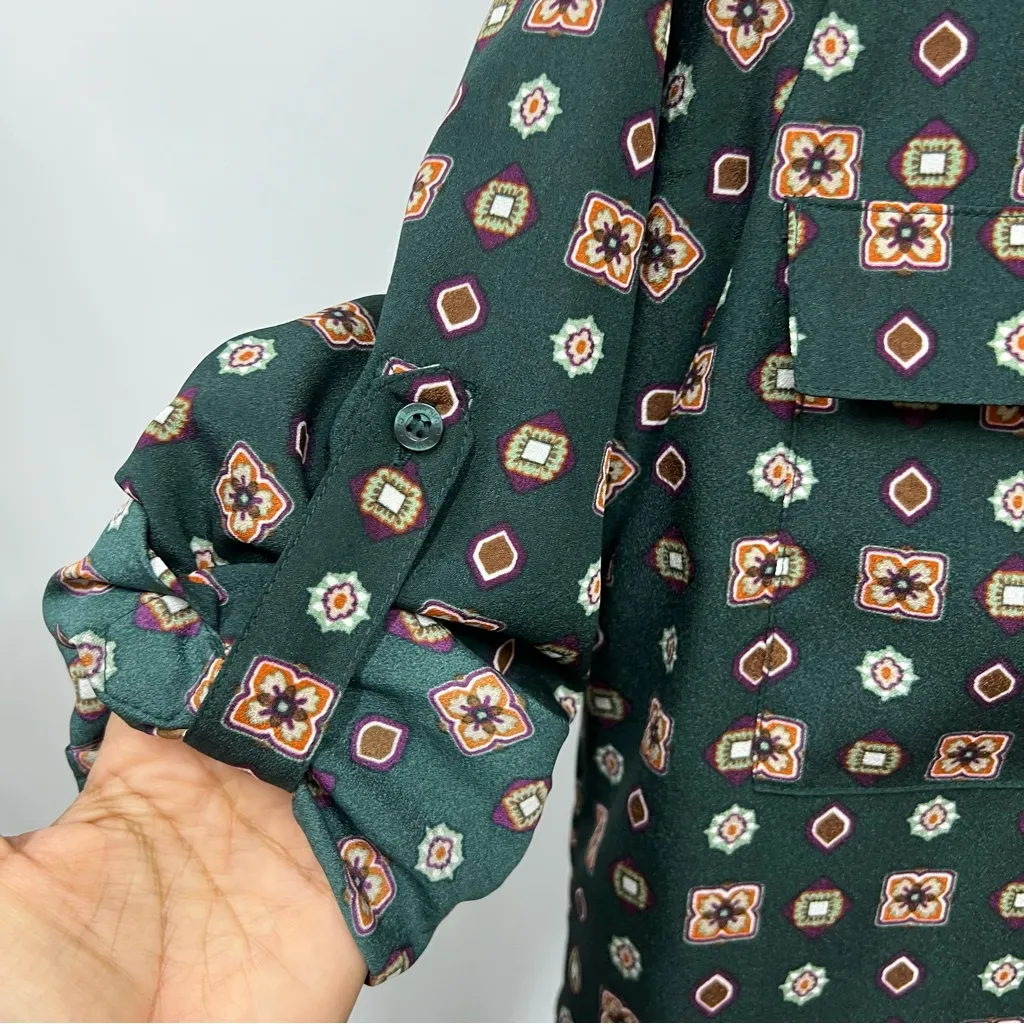 NWT Calvin Klein M Green Patterned Top long sleeve roll tab button down v- neck - Image 13