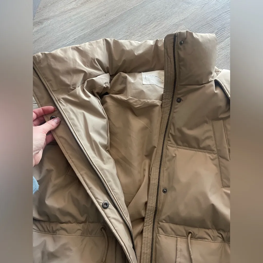 SALE! LIKE NEW  LUCKY BRAND SAND / TAN PUFFER JACKET WITH WAIST DRAWSTRING  M - Image 6