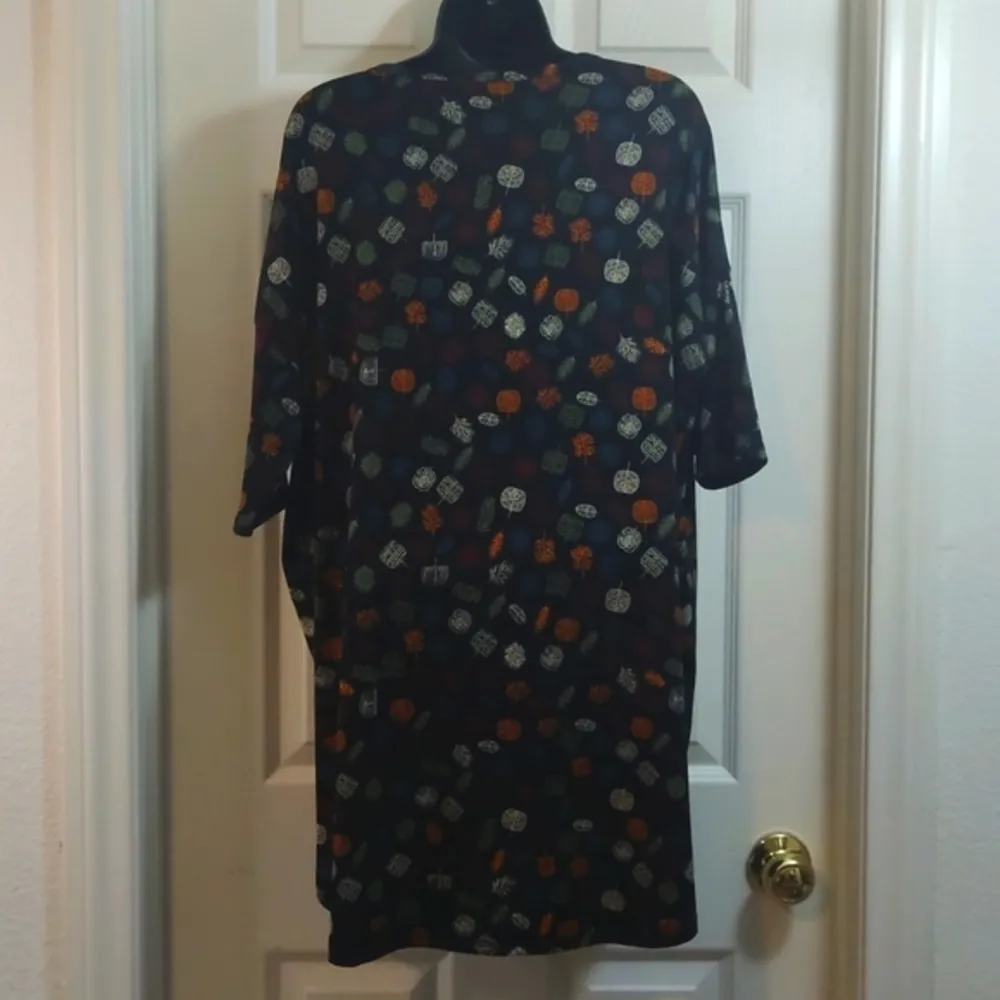 LuLaRoe IRMA Black Printed Top Size M EUC/NC #7088 - Image 4