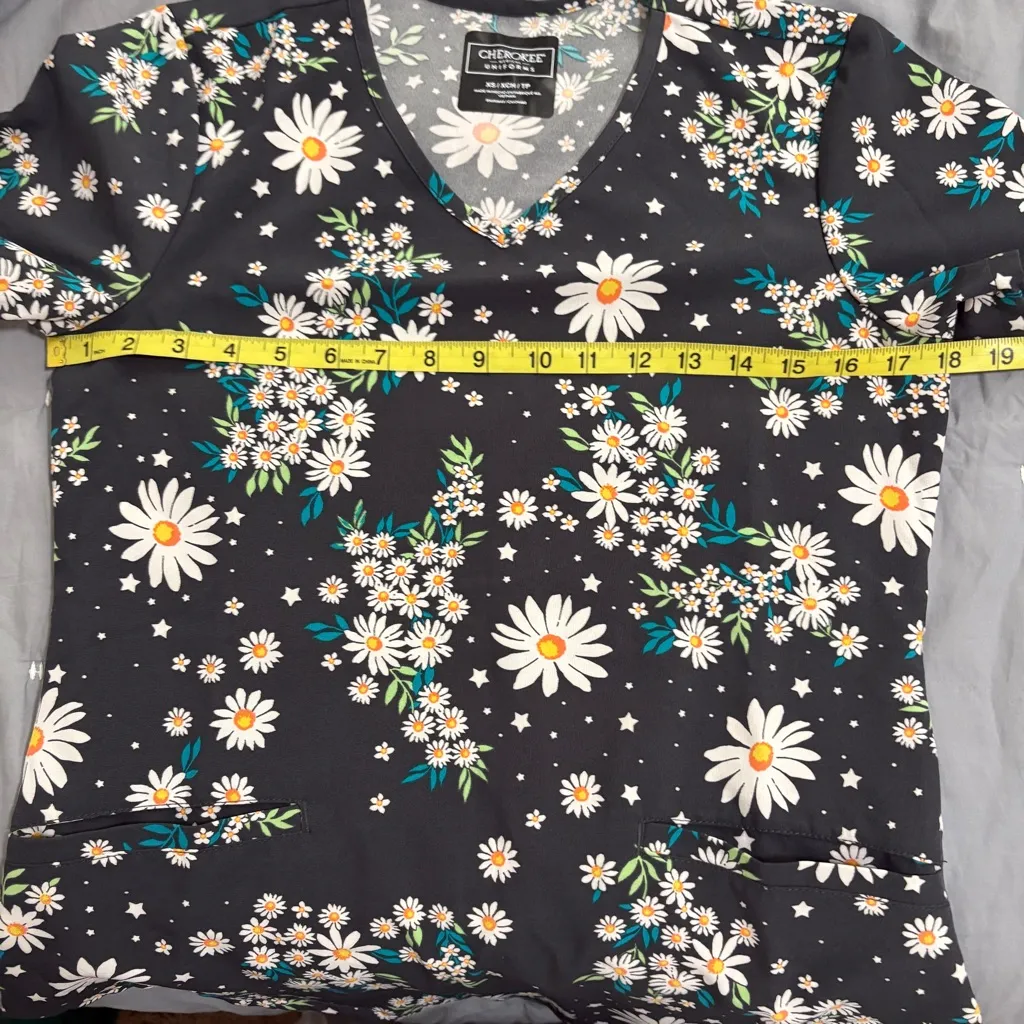EUC Cherokee Dri Fit Dark Gray Pewter Floral Scrub Top Size Extra Small XS - Image 7