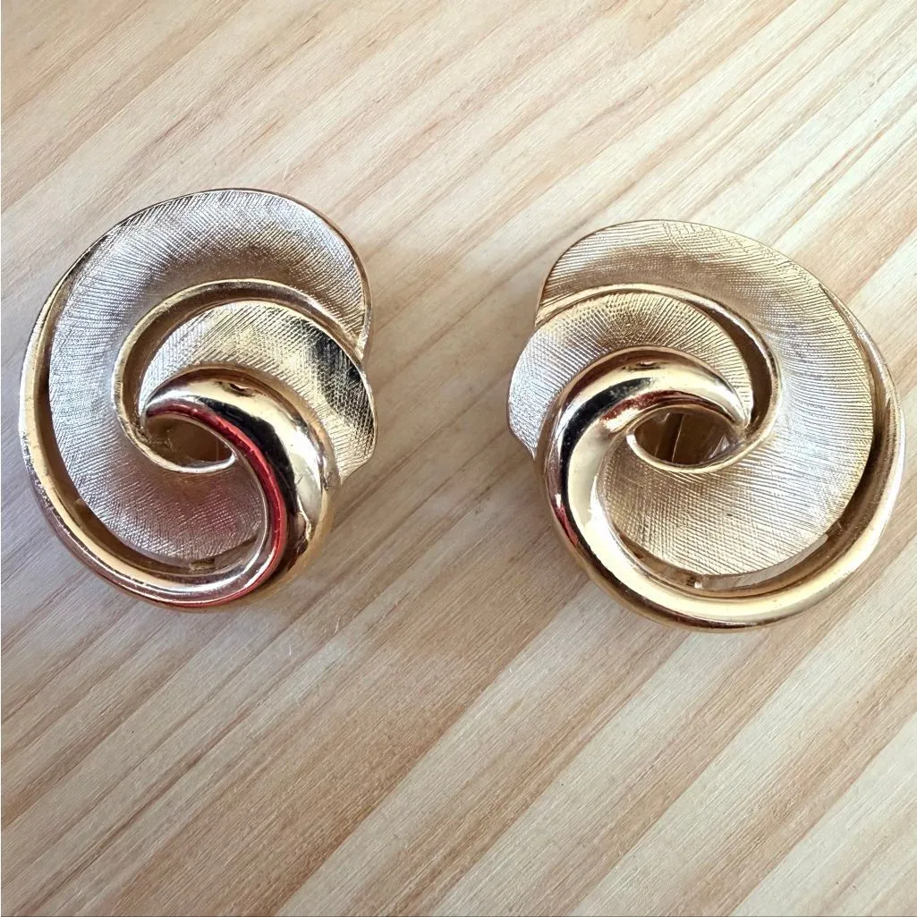 TRIFARI Vintage Gold Tone Swirl Clip-On Earrings - Image 3