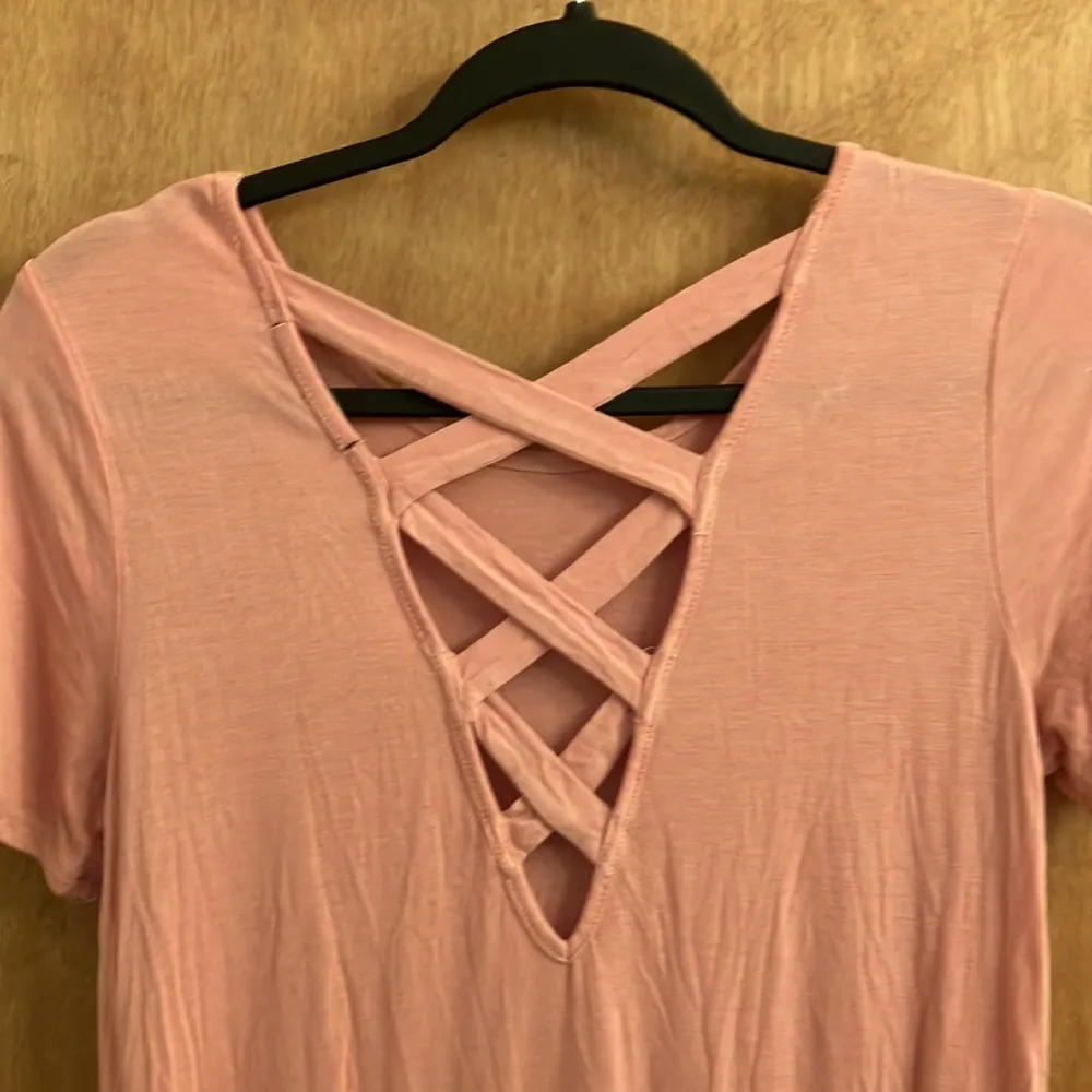 Ambiance pink tee shirt with criss cross details in the back woman’s size small - Image 4
