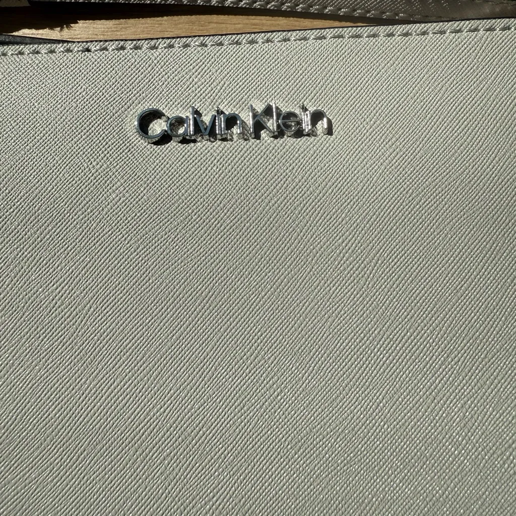 Calvin Klein Wristlet Pouch‎ Dove Grey Saffiano Leather Zip Clutch New With Tag - Image 3