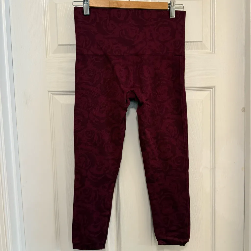 Like New Spanx Look At Me Now Garnet Rose Seamless Cropped Compression Leggings - Image 3