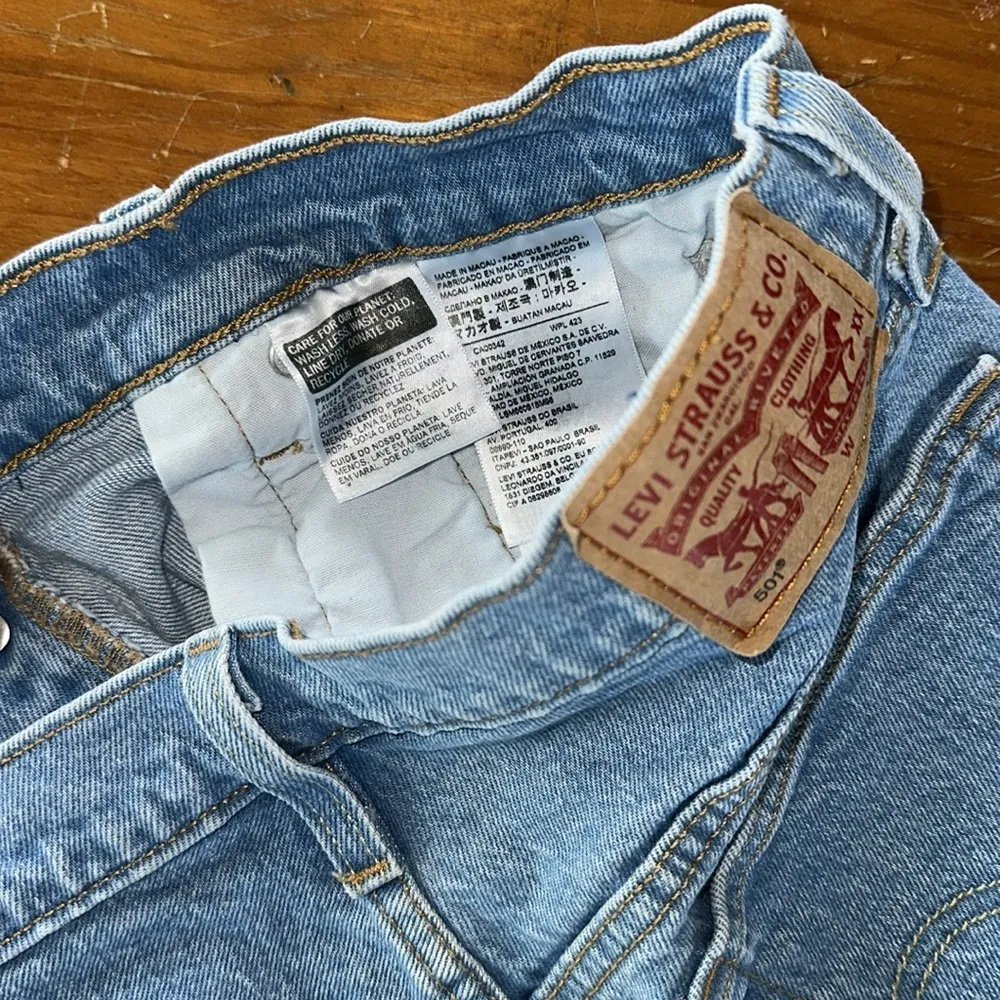 Levi’s 501 Original Fit High Rise Women's blue raw hem Shorts size 29 - Image 8