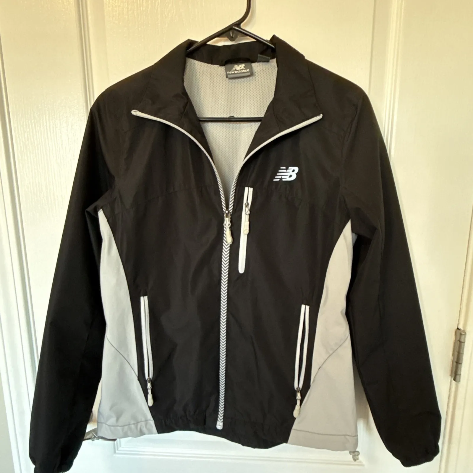 New Balance Womens Ladies Small Mesh Lined Windbreaker‎ Black Gray - Image 3