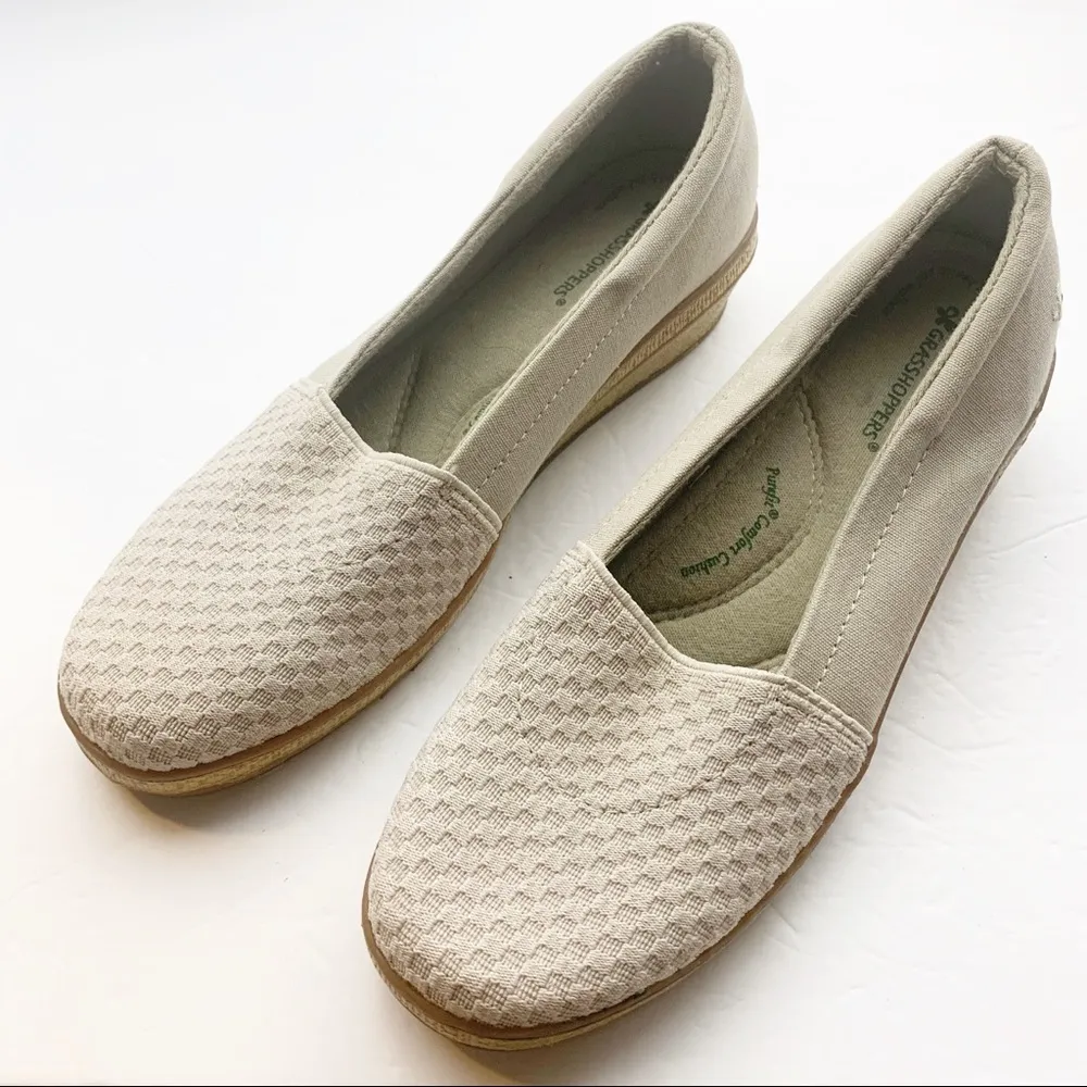Grasshoppers Size 7 Tan Wedged Slip On Shoe - Image 2