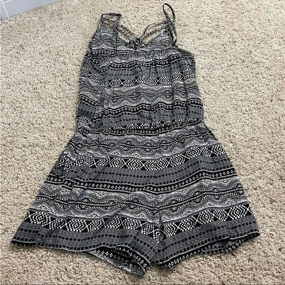 arizona jean co black and white pattered size small romper / jumpsuit! - Image 3