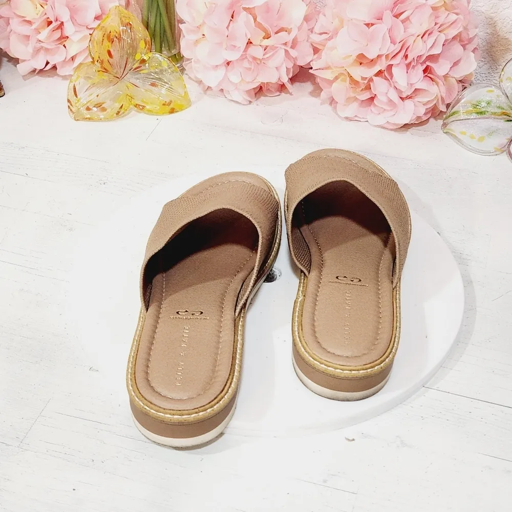 Kelly & KATIE Ari Sandal Taupe sz 10M - Image 3