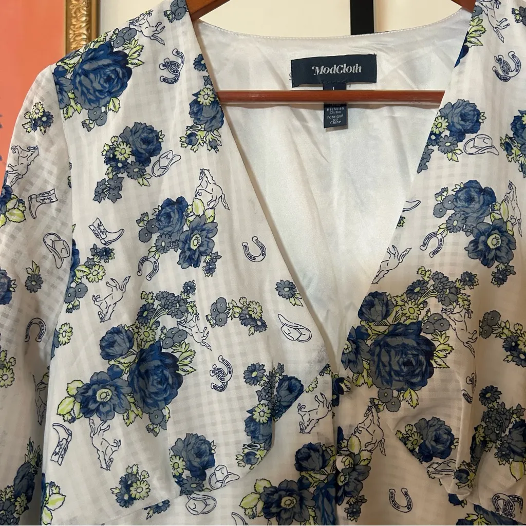 ModCloth Rodeo Rose Button Front Top Floral Western Horse Print White Blue Sz L - Image 2