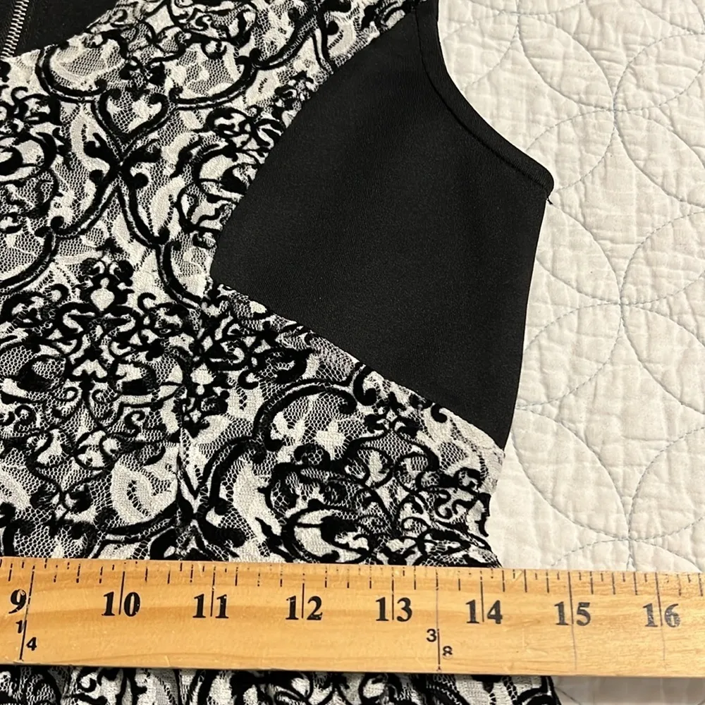 Francesca's size medium black and white v - Image 5