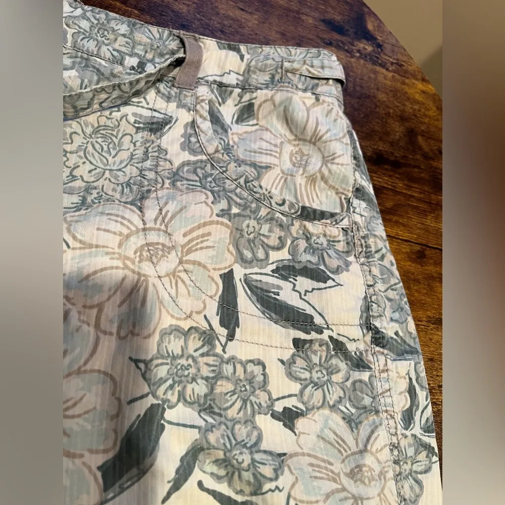 Gloria Vanderbilt | women’s paper bag style shorts. Size: 14 - Image 3