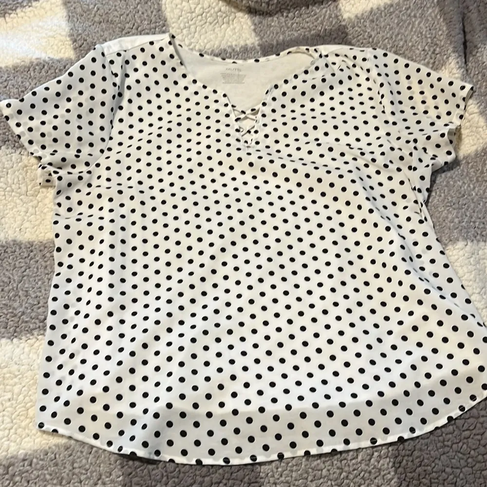 Van-Heusen Women’s Polka Dot V neck blouse Size XXL - Image 5