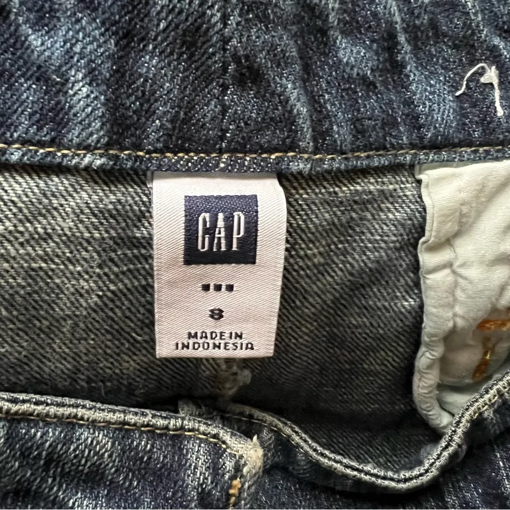 Vintage 2006 Gap Denim distressed mini skirt. Size 8 - Image 4