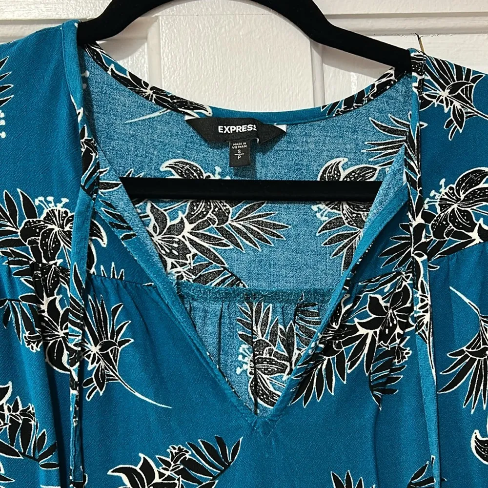 Express Blue Floral Women's Blouse, Small - Image 2