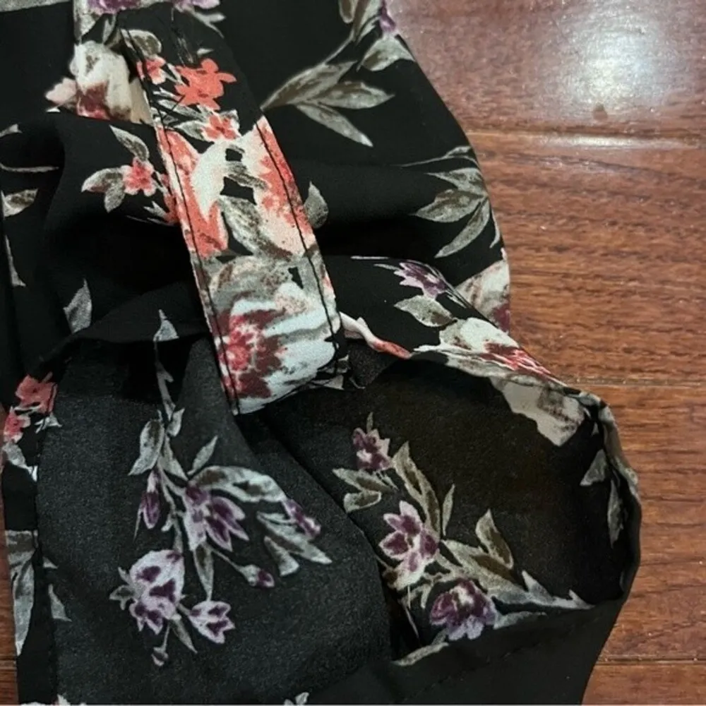 black floral vneck top size medium - Image 6