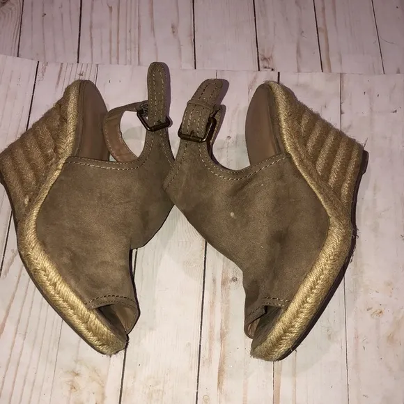 Universal thread tan open toe wedge sandal - Image 3