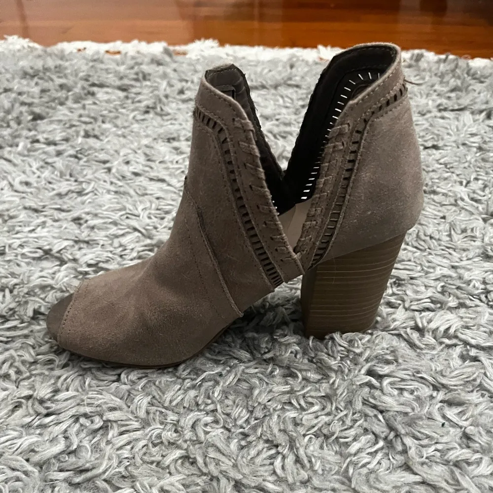 Fergilicious taupe open toe cut out ankle booties size 7 - Image 7