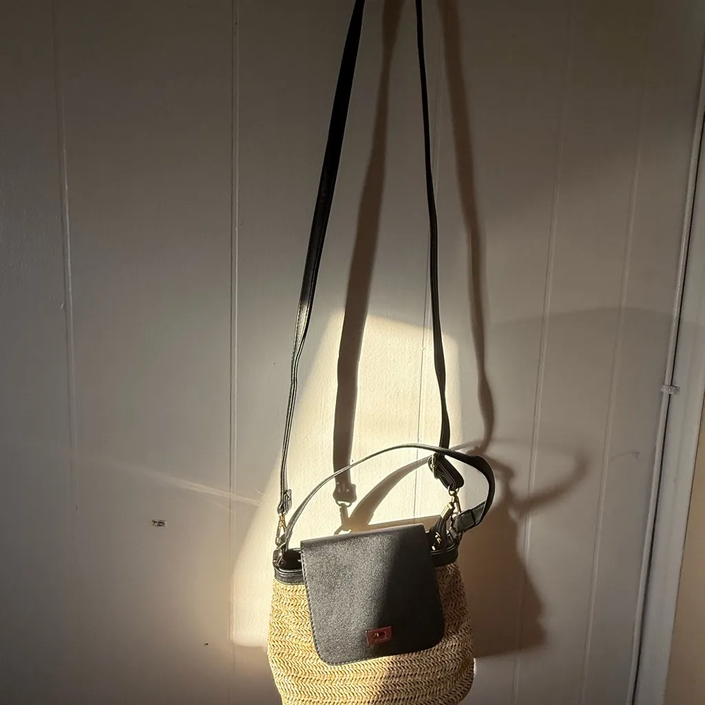 Stylish Black and Tan Women's Bag - Image 3
