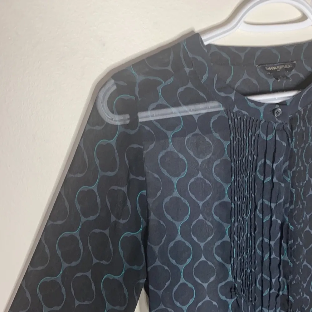 Banana Republic Factory geo print pleat accent sheer blouse size S - Image 5