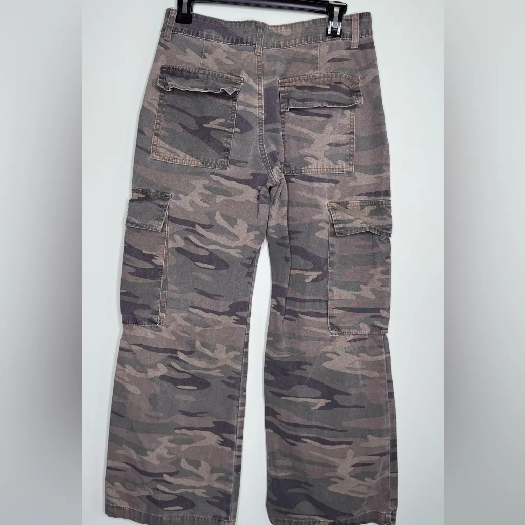 Forever 21  Camouflage Y2K Cargo women’s Pants size M - Image 5