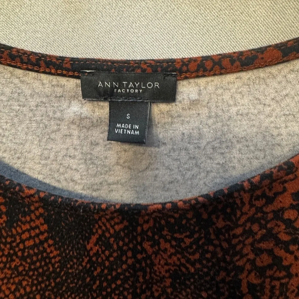 ANN TAYLOR FACTORY PEPLUM CREWNECK SWEATER: BLACK/ORANGE:SNAKE PRINT: NWOT: SZ S - Image 4