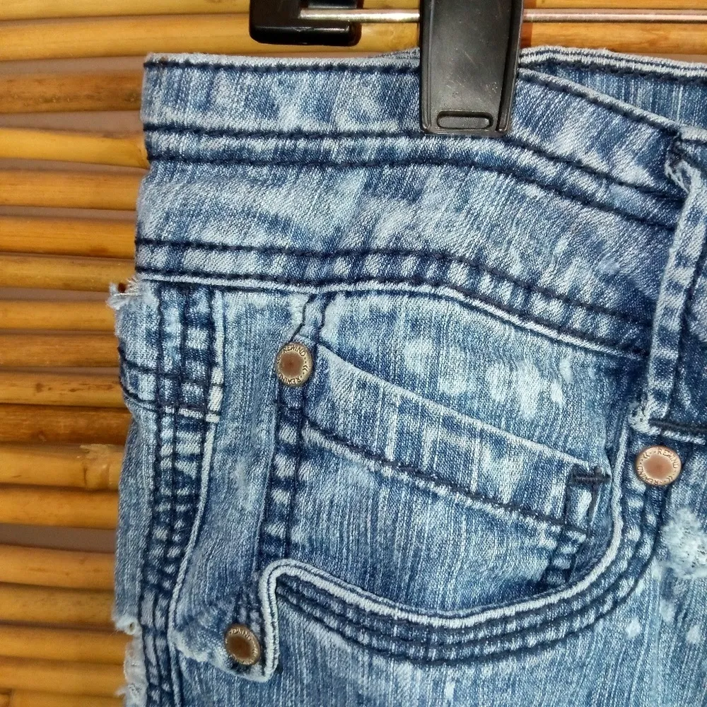 Rewind 9 32 Distressed Stretch Jean Shorts - Image 2